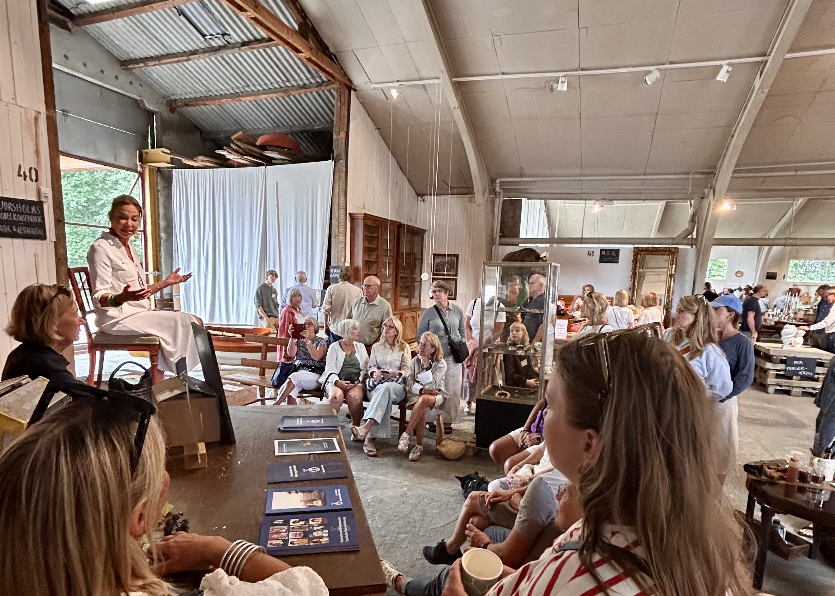 Li Pamp presenterar medlemmarna under Blå Sommar 2026 för en intresserad publik. Li Pamp presenterar medlemmarna under Blå Sommar 2026 för en intresserad publik.