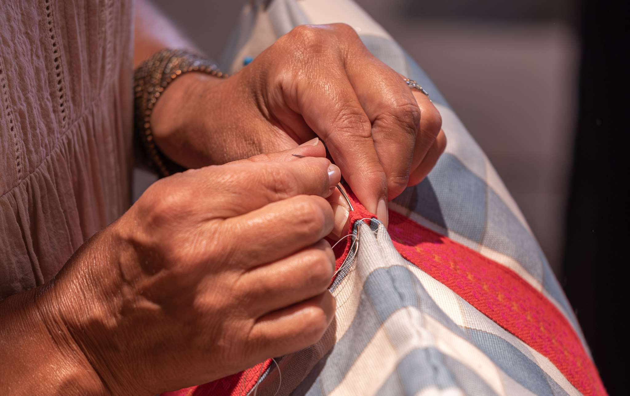 Bild av händer som syr