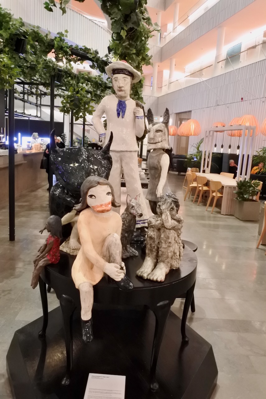 VÄLKOMMEN! Så här möts besökarna på SEB-kontoret: Klara Kristalova har skulpterat figurer som anspelar på svenska myter.