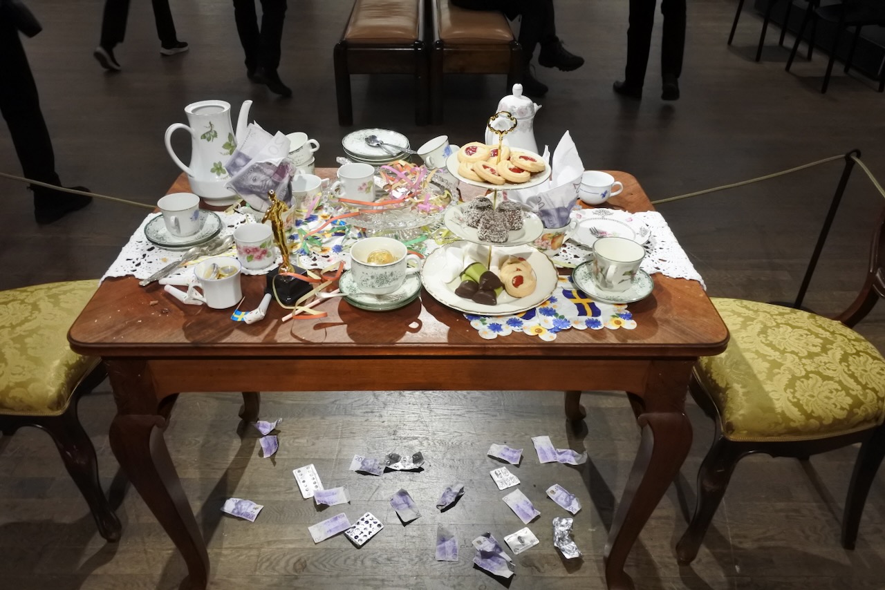 ...men nu är det i stället konstnären och performanceartisten Karolina Willebrand Vinnberg som har gjort installationen med fikabordet. Fikabord