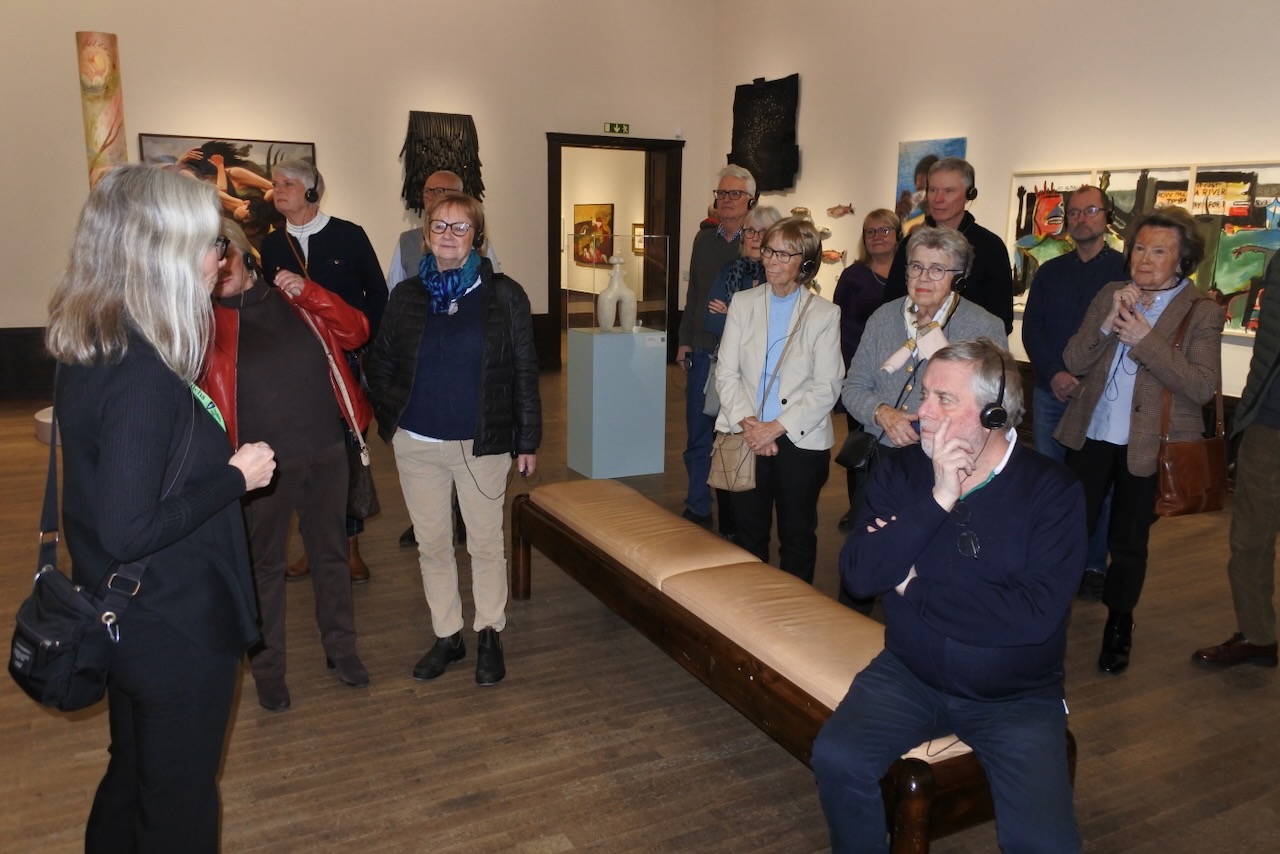 STORT INTRESSE. Marie Andersson (t v) talade inför två grupper från Konstgillet. Gruppen