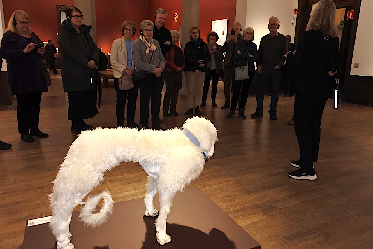 UNGA GARDET. Hälften av utställarna är under 40 år. Enya Borg, 23, som gjort den vita hunden är en av dem. Hunden