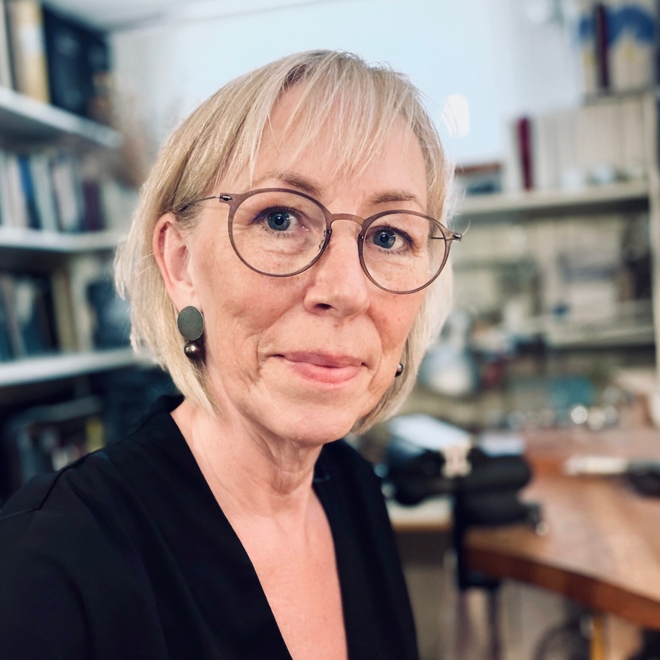 Kurator för Ur händerna! är medlemmen Ingrid Bärndal. 