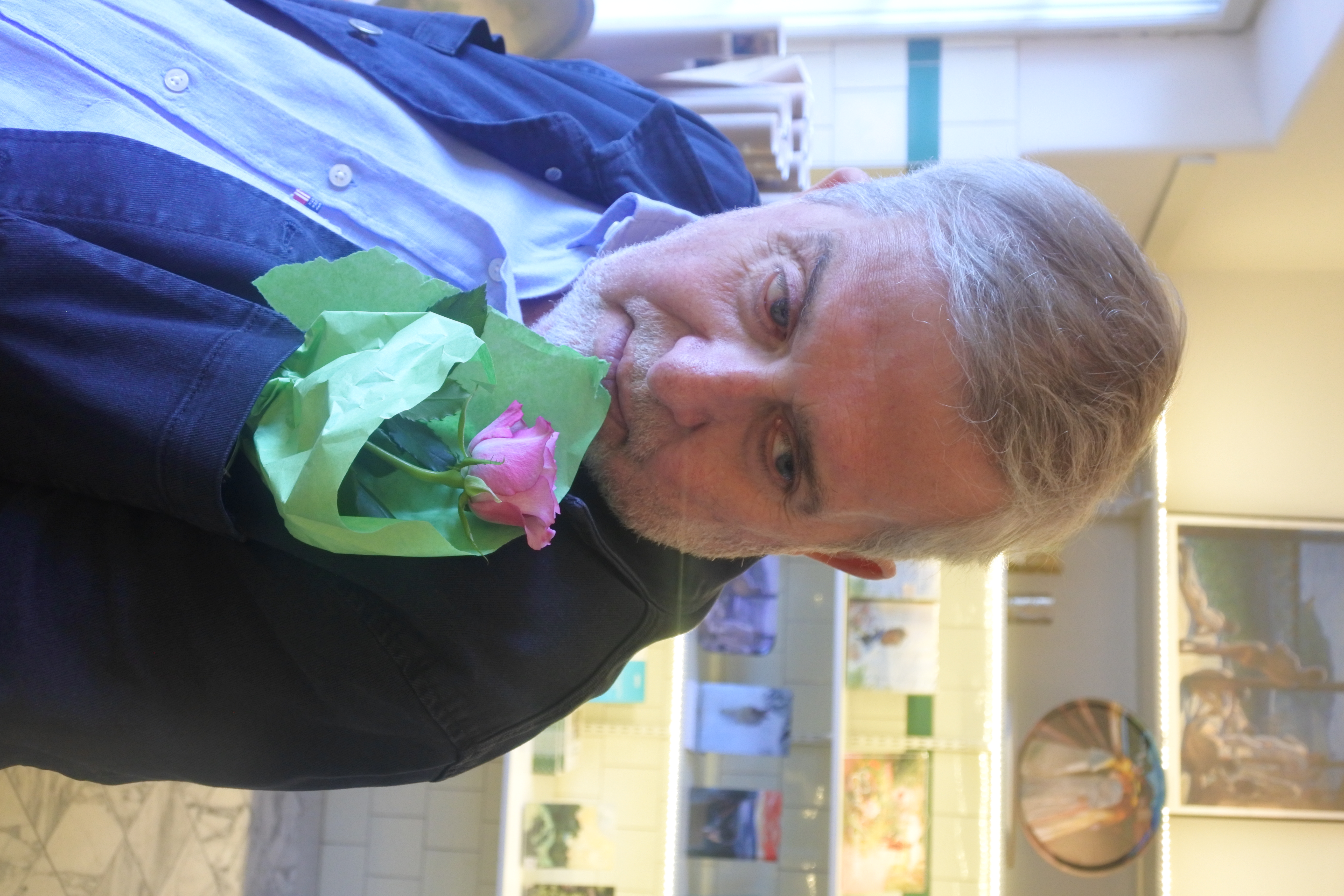 FIRAD BAS. Ken Kennard, Konstgillets ordförande, firades på sin 73-årsdag på Thielska galleriet.