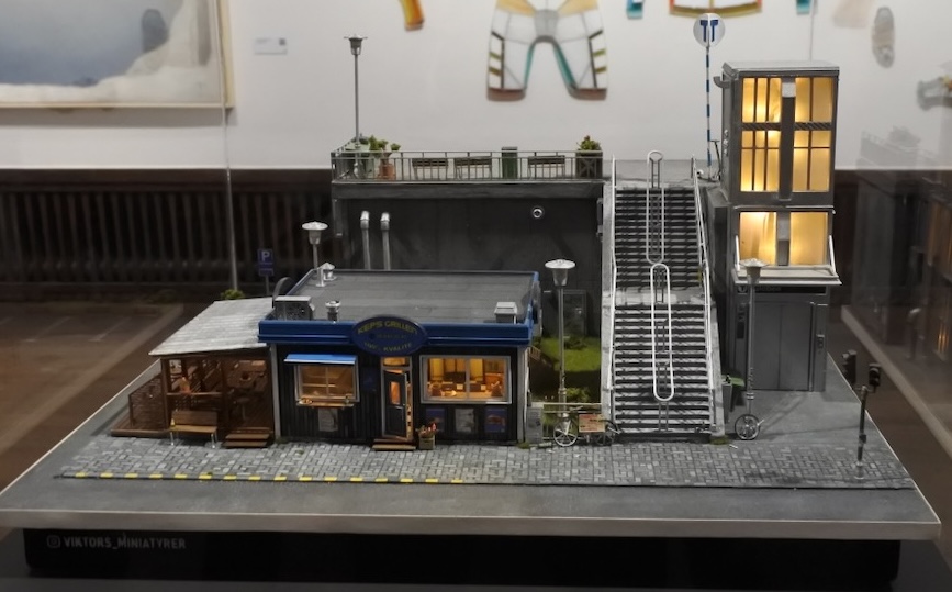 KÄNNER DU IGEN? Kepsgrillen finns vid Globen. Nu finns den också i miniatyr i Vårsalongen. Konstnär: Viktor Tornfors. Kepsgrillen