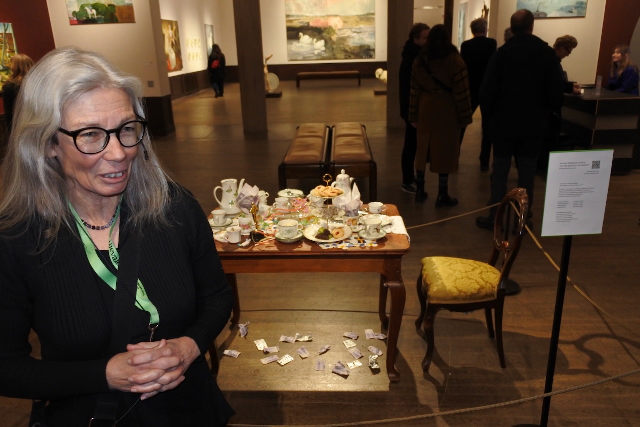 FIKADAGS. Ciceronen Marie Andersson visar fikabordet som Pippi Långstrump kanske hade dukat upp... Fikabord