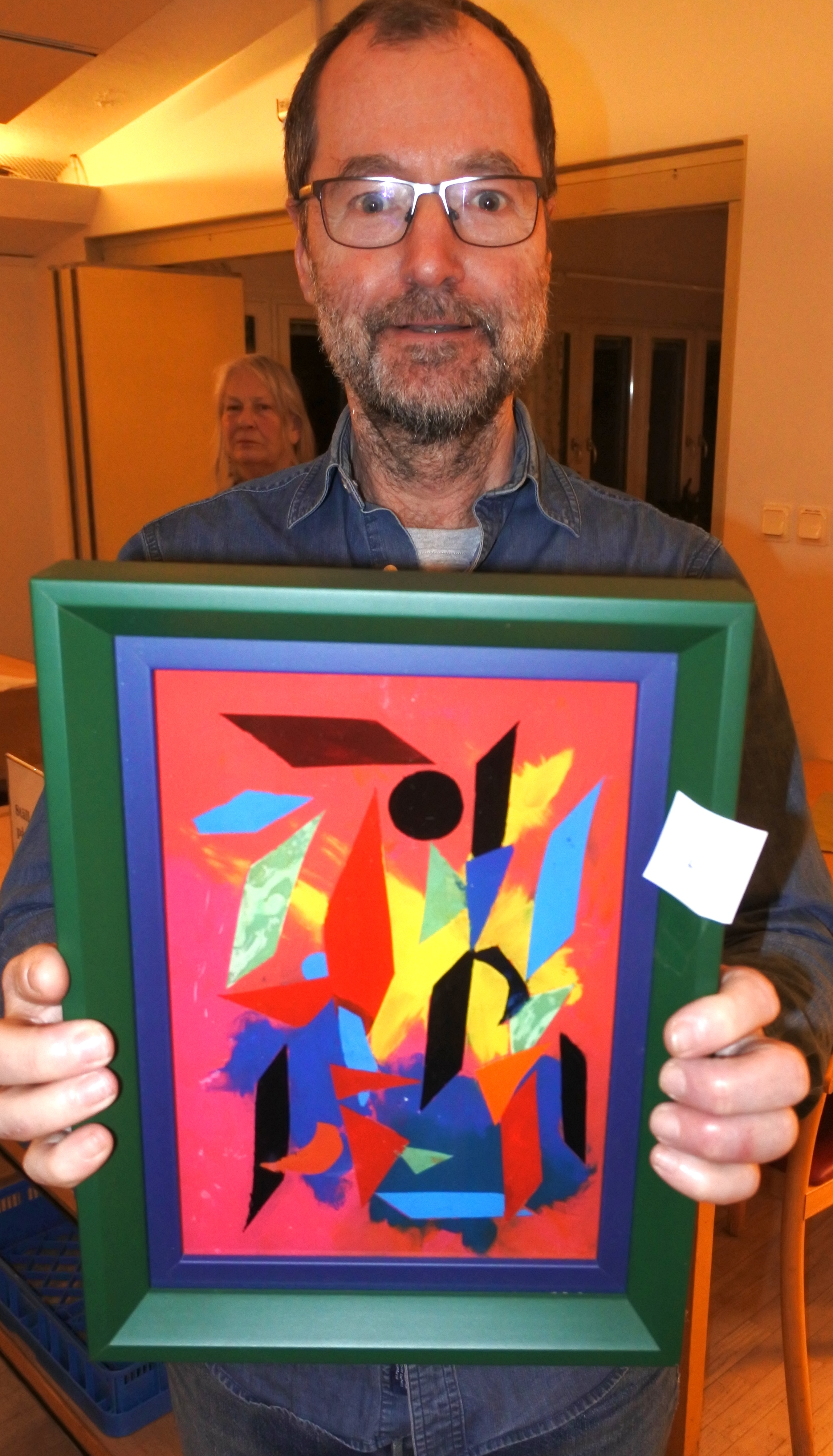 Mikael Zetterberg med Margareta Tärnströms målade plexiglas.