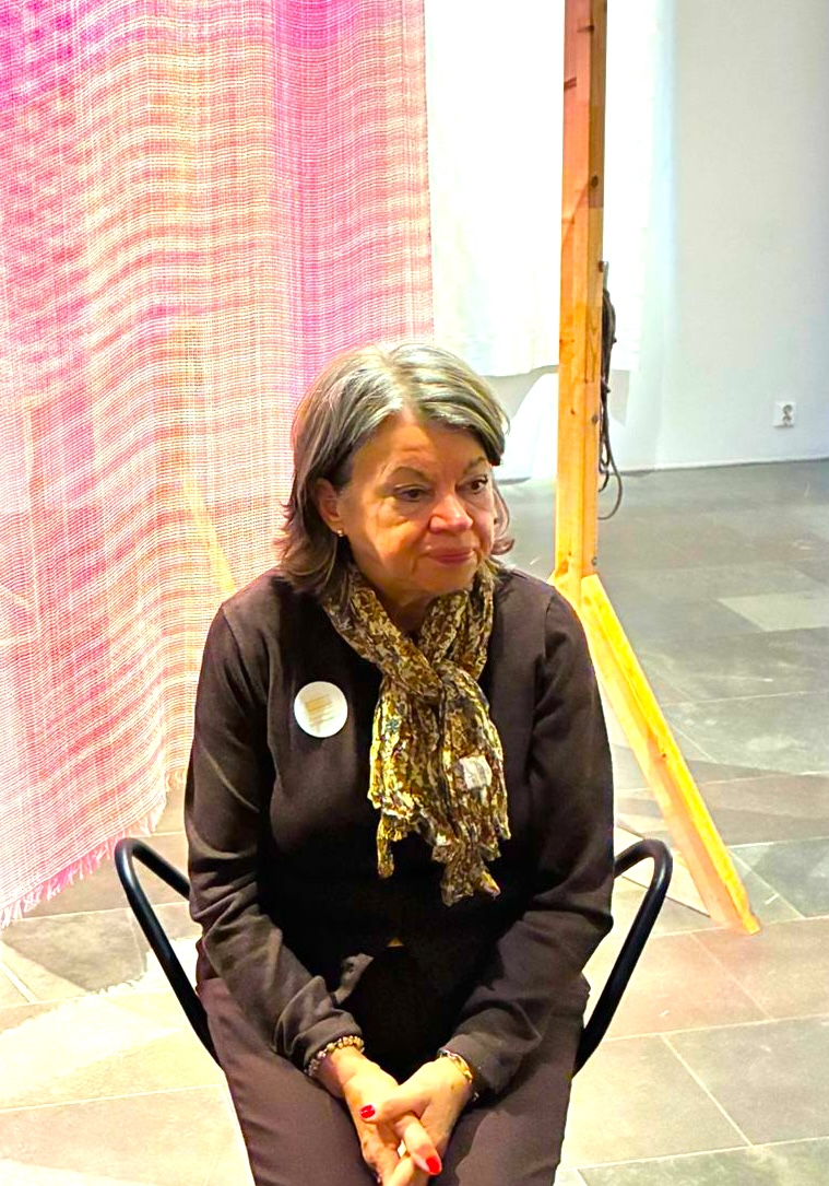 INTRESSERAD. Birgitta Mörck, som inte längre har några trasmattor i hemmet i Älta, tyckte att historien bakom mattorna var imponerande.