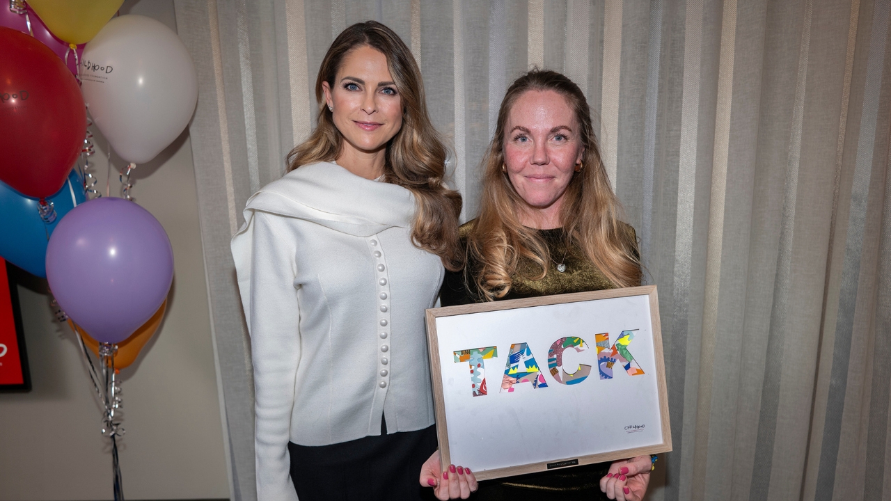 Prinsessan Madeleine och årets vinnare av Childhoodpriset: Elin Nelly. Foto: Jonas Borg/Childhood.