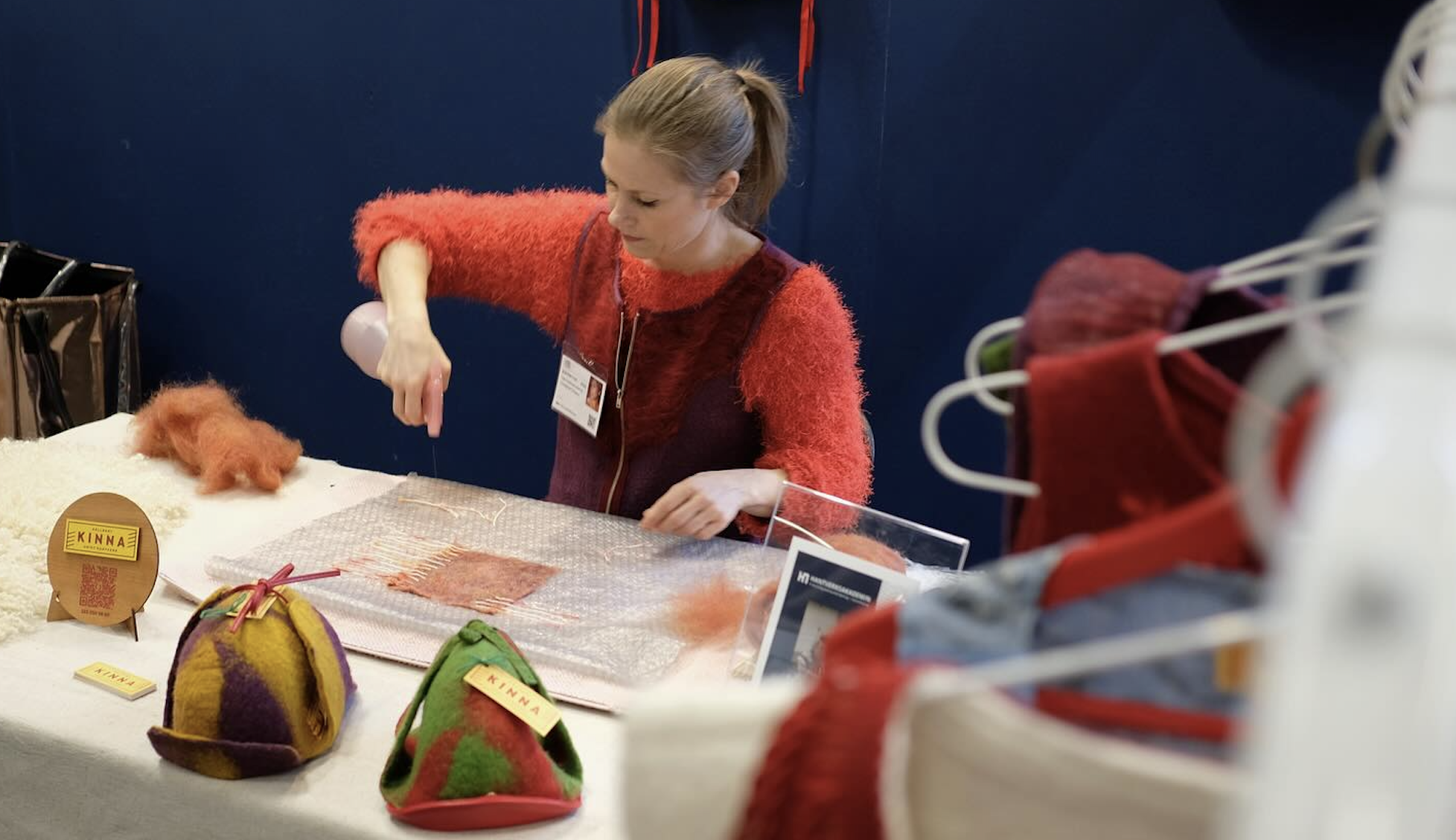 Kinna Olsson, filtmakare, på förra årets mässa. Kinna Olsson, filtmakare, på förra årets mässa.