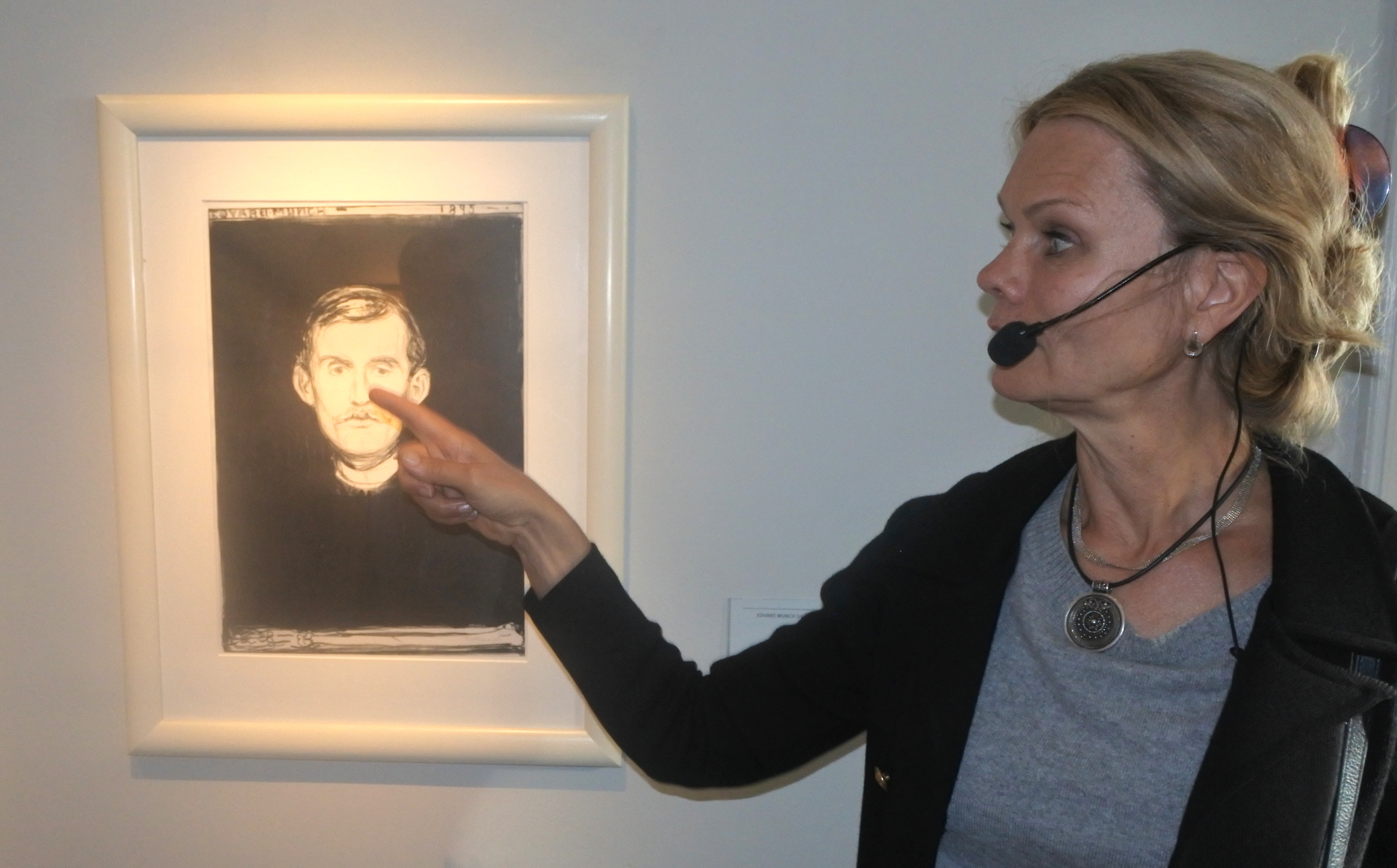 HON BESTÄMMER. Sophie Allgårdh, intendent på Thielska, visar ett självporträtt av Edvard Munch som Tom Hedqvist har valt ut.