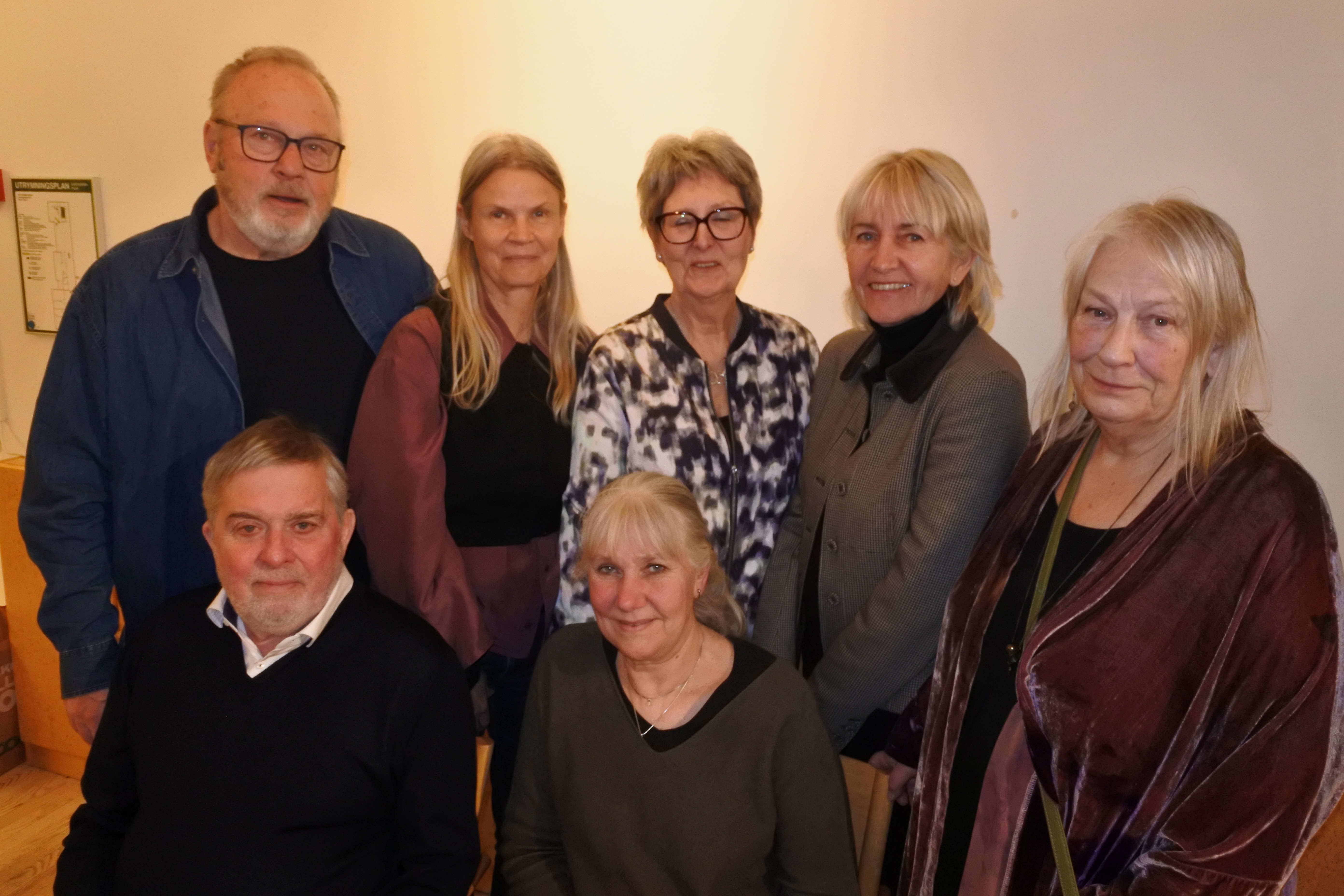 •	Styrelsen består av (från vänster) Christer Cronqvist (sekreterare), Anna Kamara, Ewy Höglund, Birgitta Holmström (kassör), Ditte Grimgarn. Sittande: Ken Kennard (ordförande) och Eva Ölwing som vid årsmötet avgick från styrelsen efter 15 års idogt arbete. Maud Furusjö saknas på bilden.