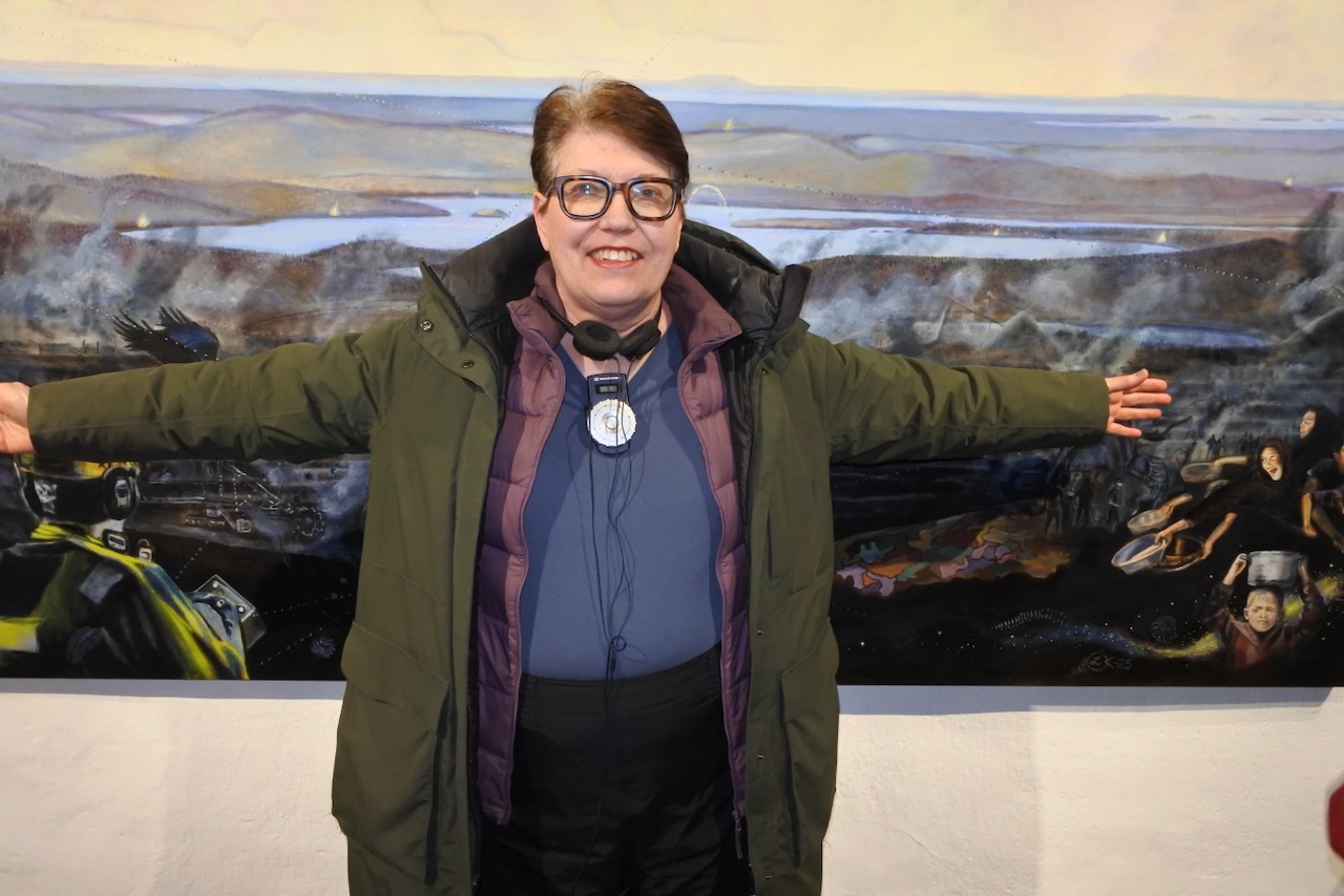 NY MEDLEM. Viveka Arbeståhl, tapetserare och konstnär, gjorde sitt debutbesök på Konstgillet när föreningen besökte Vårsalongen på Liljevalchs konsthall. Viveka och tavla